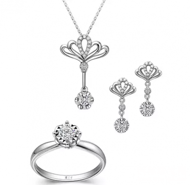 周大生珍愛之冕 為愛榮耀，愛就冠著你